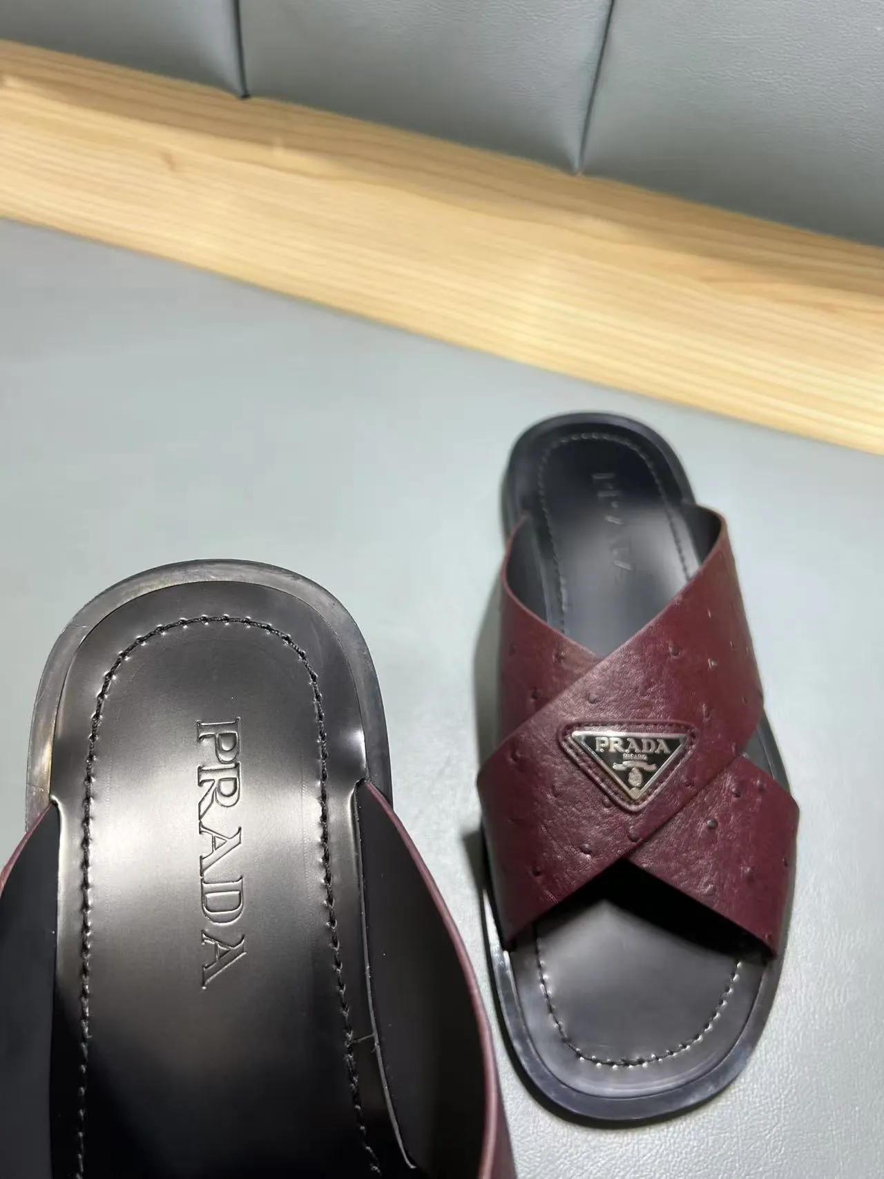 340💰PRADA Prada’s latest slippers are synchronized with the official website. This slipper is made of the brand’s unique and iconic Saffiano leather. The brand logo jumps out from the double straps, and the brand style is clearly visible. Cowhide gives men elegant charm and functional design, making it an ideal choice for vacation and leisure. Size:38-45